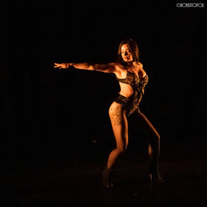 Ballerina durante una performance di Heels Dance sul palco.